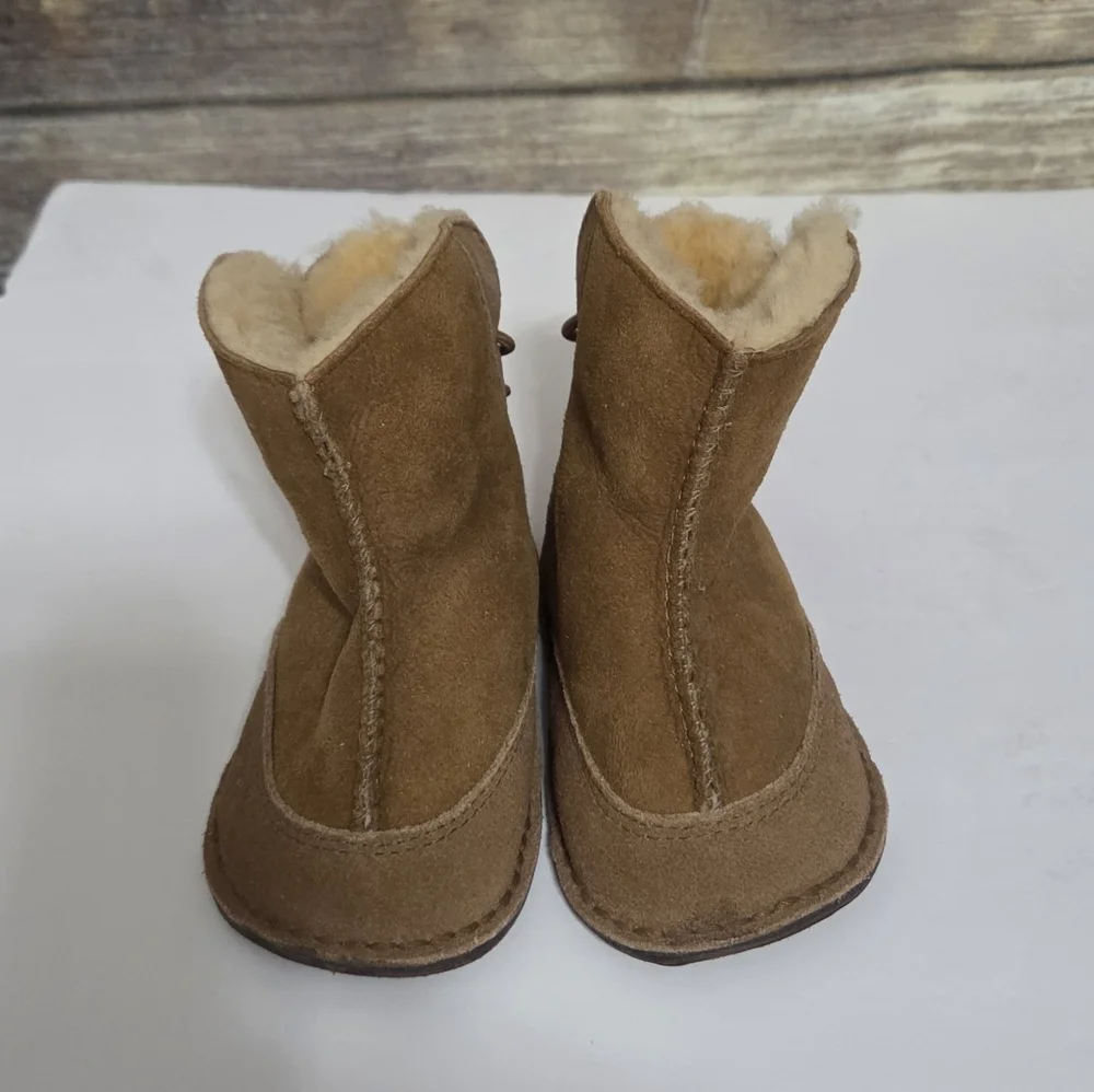UGG Baby Chestnut Boo Suede Boots Geniune Sheepskin Size Medium 4-5 12-18 months